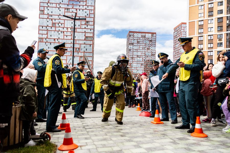 Фото На 26-й этаж в полной экипировке: в Новосибирске прошли соревнования пожарных 25