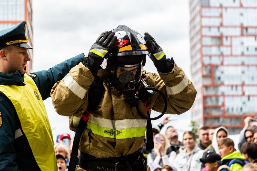 Фото На 26-й этаж в полной экипировке: в Новосибирске прошли соревнования пожарных 27