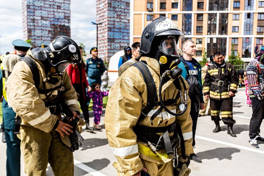 Фото На 26-й этаж в полной экипировке: в Новосибирске прошли соревнования пожарных 29