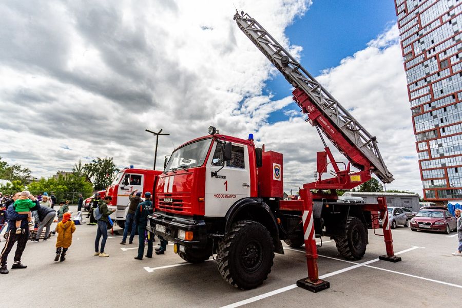 Фото На 26-й этаж в полной экипировке: в Новосибирске прошли соревнования пожарных 40