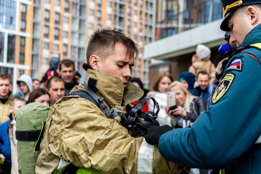 Фото На 26-й этаж в полной экипировке: в Новосибирске прошли соревнования пожарных 42