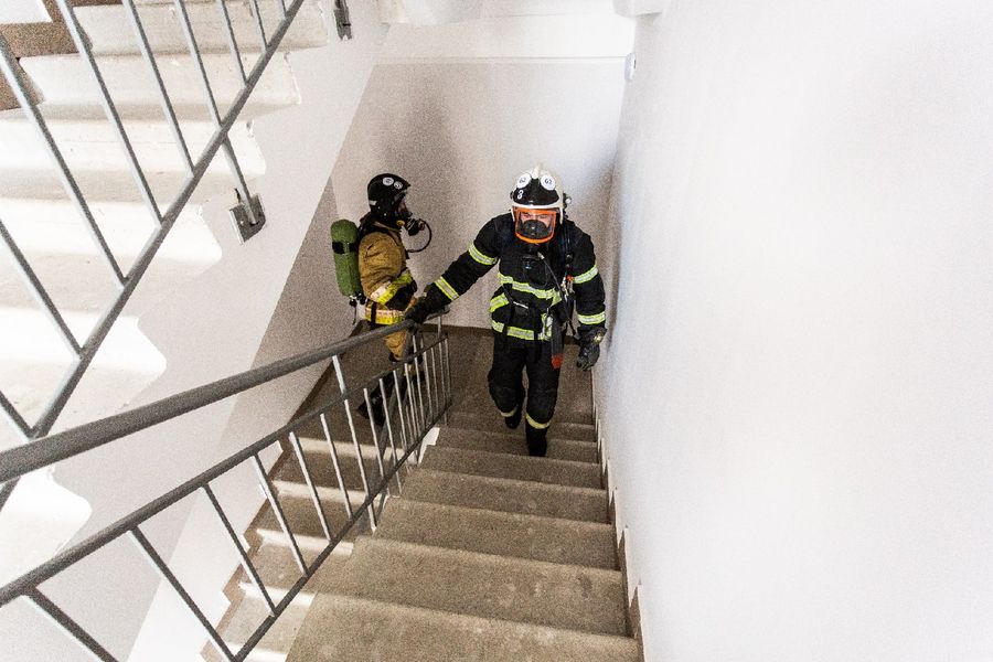 Фото На 26-й этаж в полной экипировке: в Новосибирске прошли соревнования пожарных 43