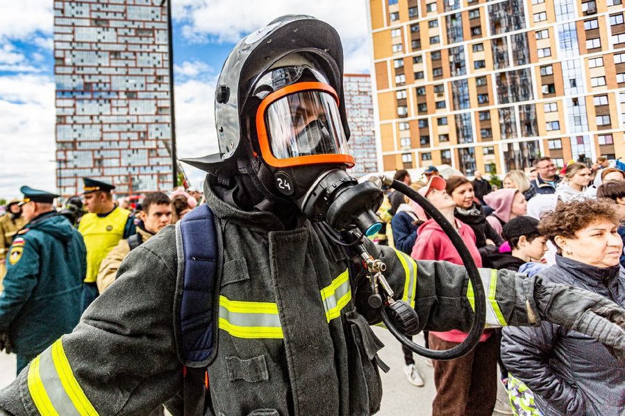 Фото На 26-й этаж в полной экипировке: в Новосибирске прошли соревнования пожарных 44
