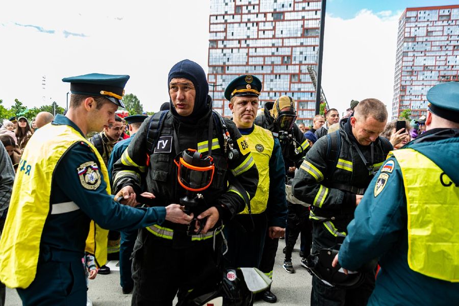 Фото На 26-й этаж в полной экипировке: в Новосибирске прошли соревнования пожарных 15
