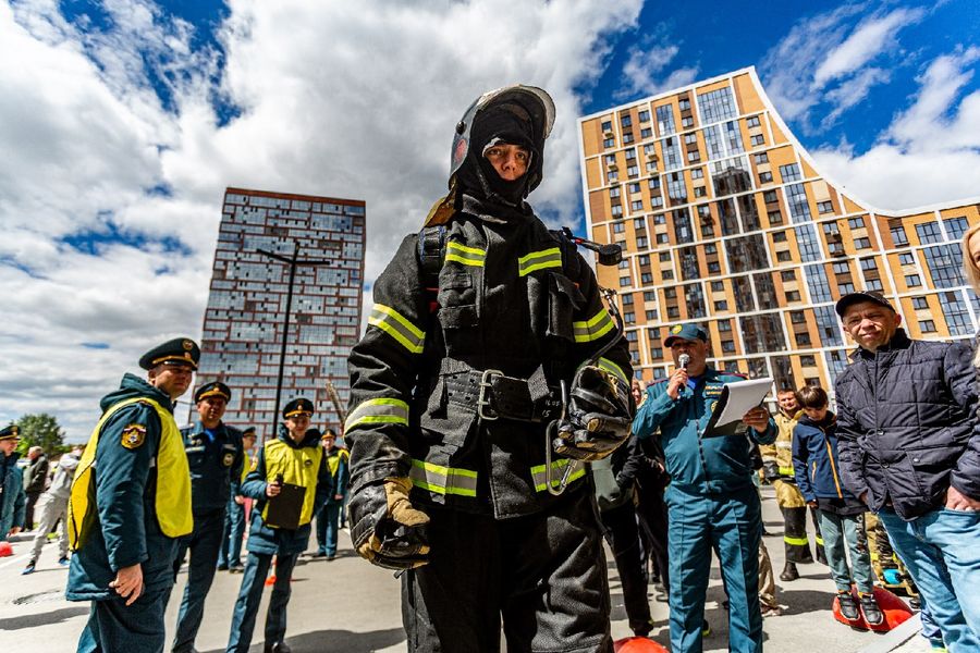 Фото На 26-й этаж в полной экипировке: в Новосибирске прошли соревнования пожарных 17
