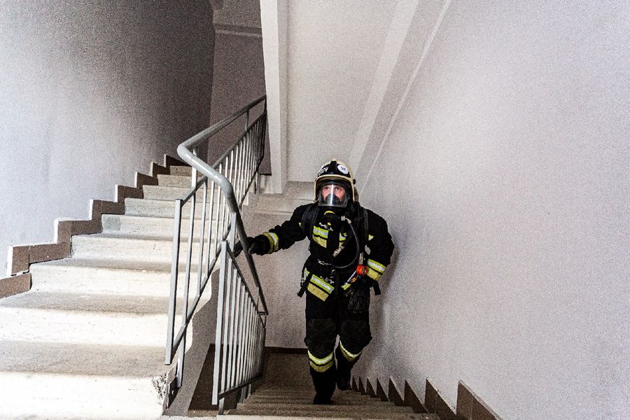 Фото На 26-й этаж в полной экипировке: в Новосибирске прошли соревнования пожарных 19