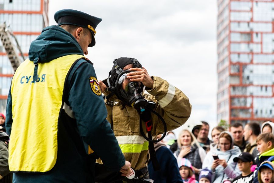 Фото На 26-й этаж в полной экипировке: в Новосибирске прошли соревнования пожарных 38
