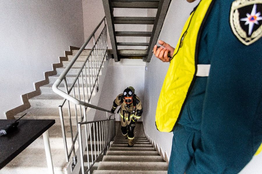Фото На 26-й этаж в полной экипировке: в Новосибирске прошли соревнования пожарных 41
