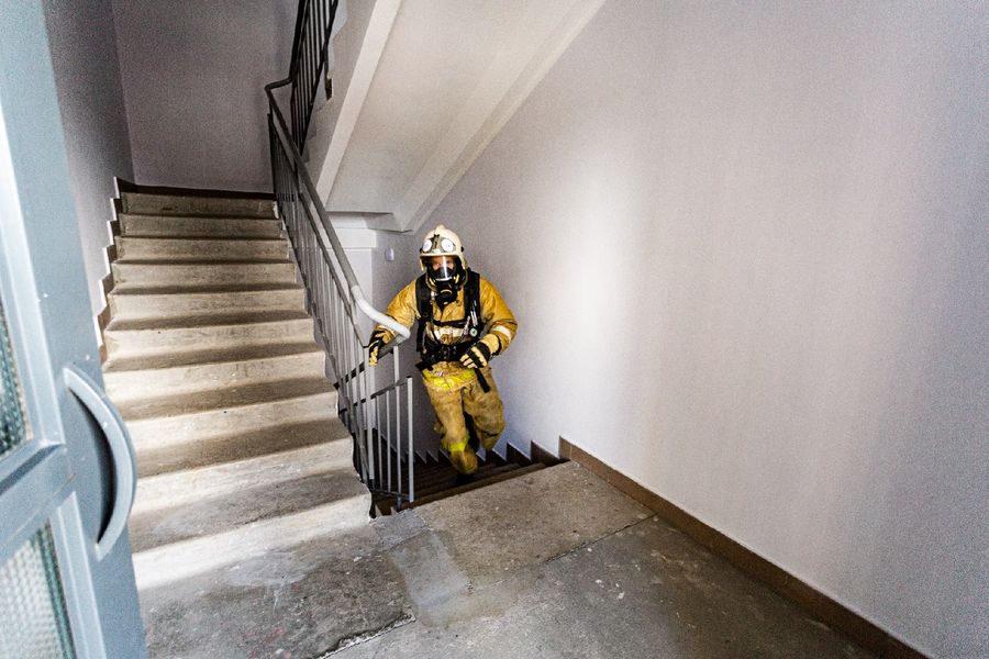 Фото На 26-й этаж в полной экипировке: в Новосибирске прошли соревнования пожарных 46