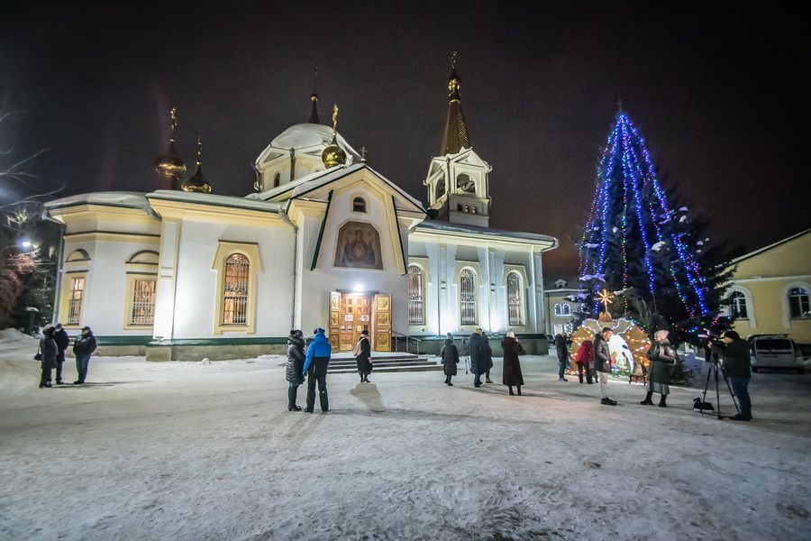 Фото Ярче дня: в Новосибирске прошла ночная служба в честь Рождества 7