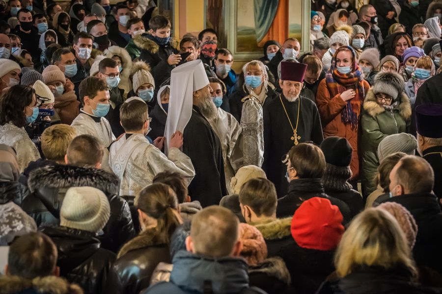 Фото Ярче дня: в Новосибирске прошла ночная служба в честь Рождества 34