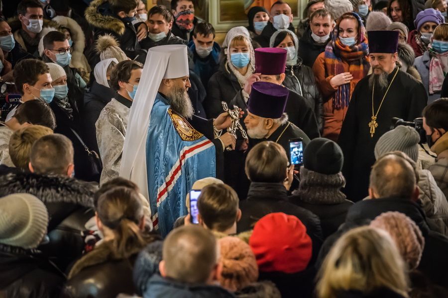Фото Ярче дня: в Новосибирске прошла ночная служба в честь Рождества 37