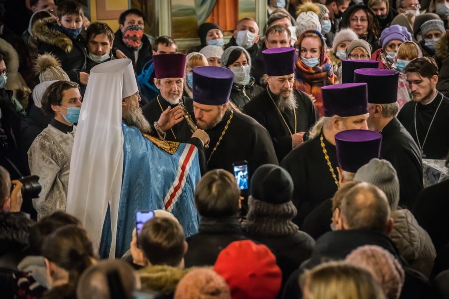 Фото Ярче дня: в Новосибирске прошла ночная служба в честь Рождества 39