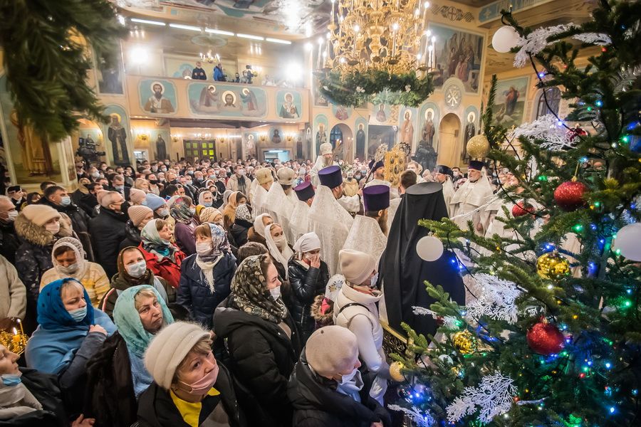 Фото Ярче дня: в Новосибирске прошла ночная служба в честь Рождества 78