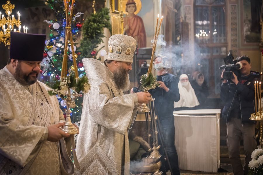 Фото Ярче дня: в Новосибирске прошла ночная служба в честь Рождества 85