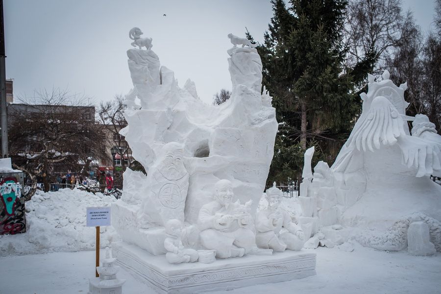 Фото «Мотивы Сибири»: в Новосибирске выбрали лучшую снежную скульптуру 3