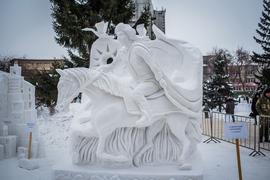 Фото «Мотивы Сибири»: в Новосибирске выбрали лучшую снежную скульптуру 4