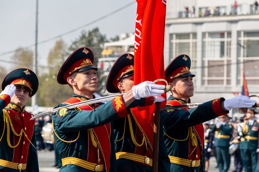 Фото «На пле-чо!»: Парад Победы прошёл в центре Новосибирска 9 мая 27