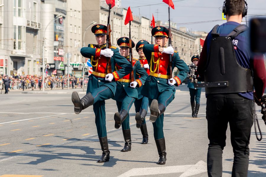 Фото «На пле-чо!»: Парад Победы прошёл в центре Новосибирска 9 мая 57