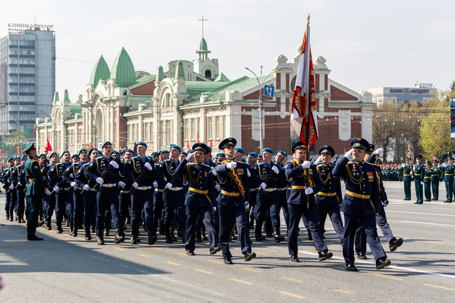 Фото «На пле-чо!»: Парад Победы прошёл в центре Новосибирска 9 мая 81