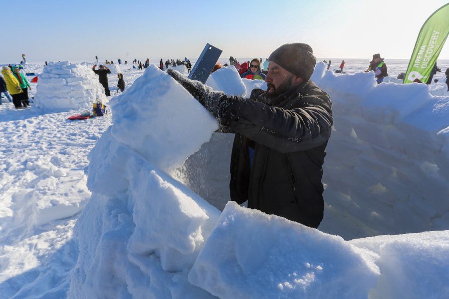 Фото «Город эскимосов» построили на льду Оби в Новосибирске 11