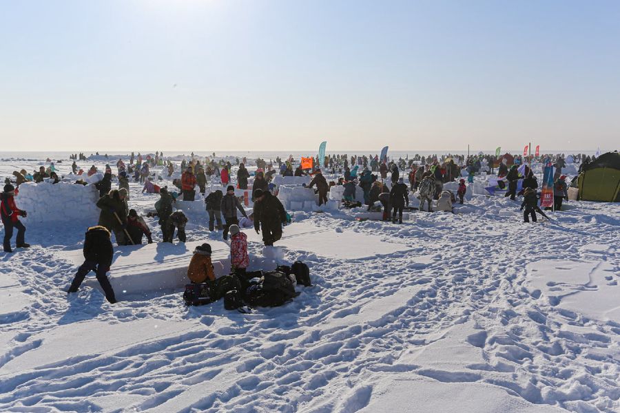 Фото «Город эскимосов» построили на льду Оби в Новосибирске 15