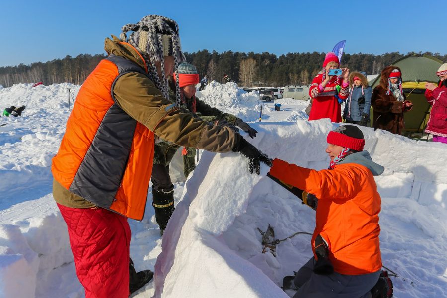 Фото «Город эскимосов» построили на льду Оби в Новосибирске 24