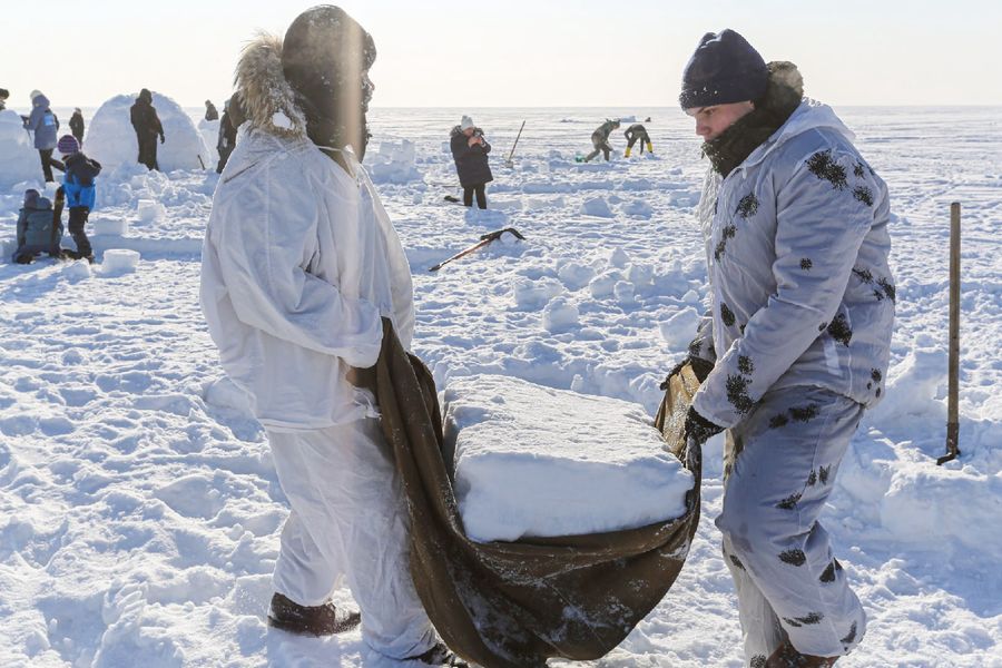 Фото «Город эскимосов» построили на льду Оби в Новосибирске 49