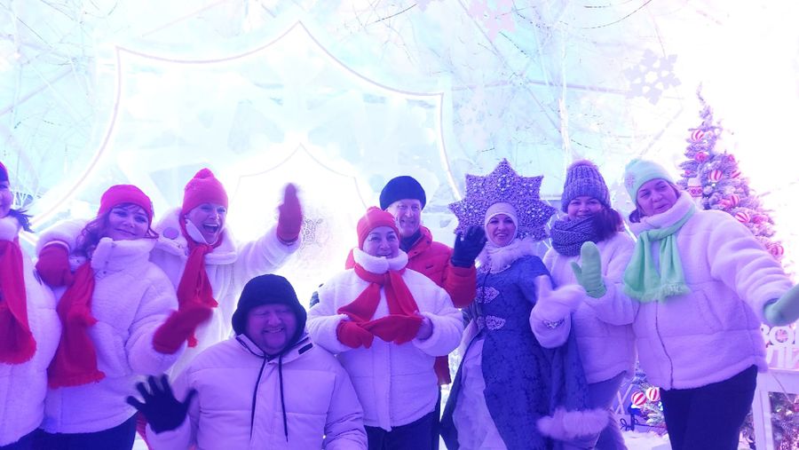 Фото Снежинка не растает: в Новосибирск привезли символ новогодней столицы России 3