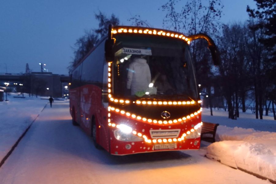 Фото Снежинка не растает: в Новосибирск привезли символ новогодней столицы России 6