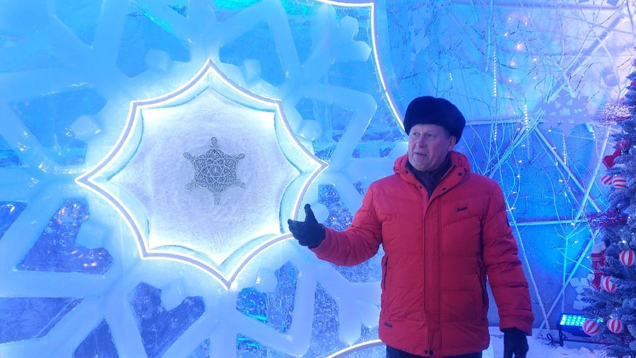 Фото Снежинка не растает: в Новосибирск привезли символ новогодней столицы России 10