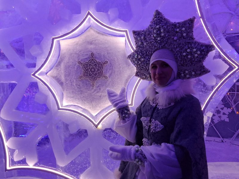 Фото Снежинка не растает: в Новосибирск привезли символ новогодней столицы России 51