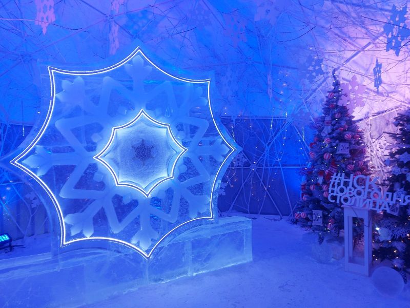 Фото Снежинка не растает: в Новосибирск привезли символ новогодней столицы России 50