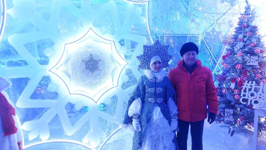 Фото Снежинка не растает: в Новосибирск привезли символ новогодней столицы России 68