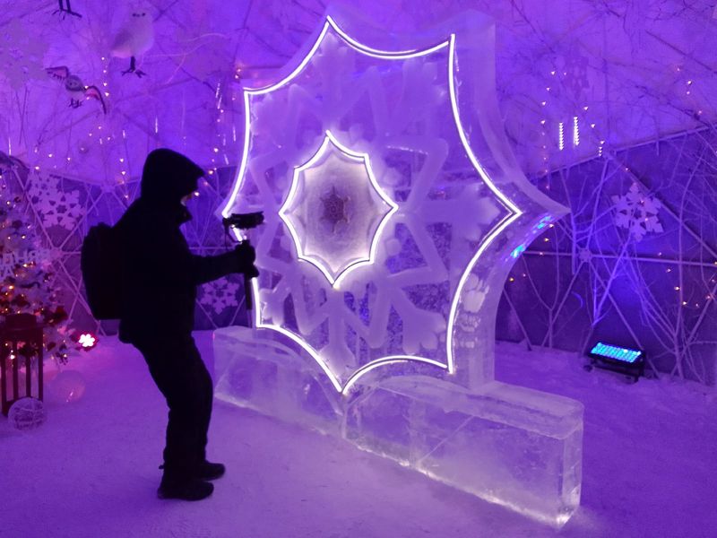 Фото Снежинка не растает: в Новосибирск привезли символ новогодней столицы России 69