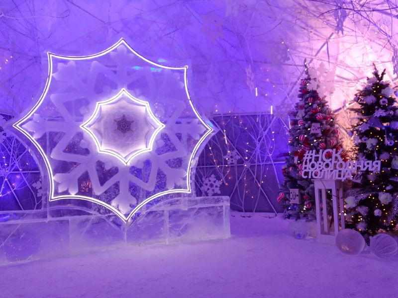 Фото Снежинка не растает: в Новосибирск привезли символ новогодней столицы России 24