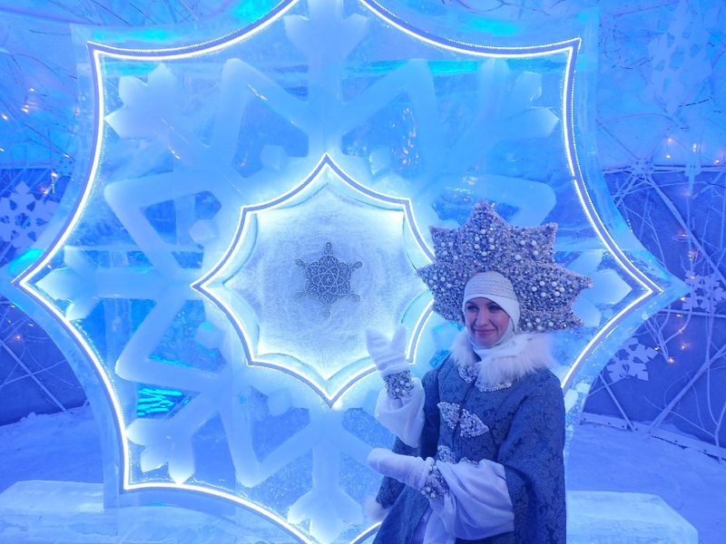 Фото Снежинка не растает: в Новосибирск привезли символ новогодней столицы России 23