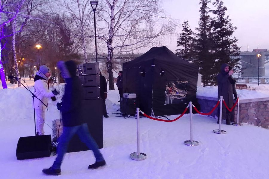 Фото Снежинка не растает: в Новосибирск привезли символ новогодней столицы России 36