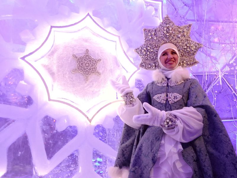 Фото Снежинка не растает: в Новосибирск привезли символ новогодней столицы России 40
