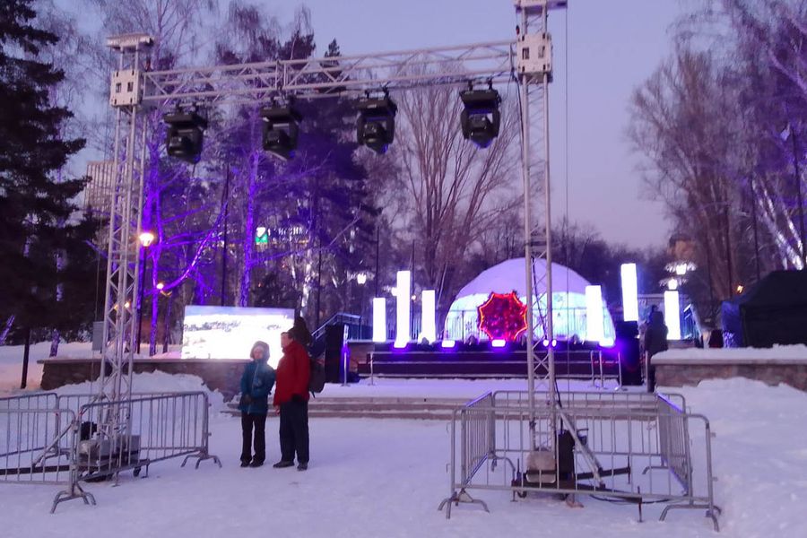 Фото Снежинка не растает: в Новосибирск привезли символ новогодней столицы России 75