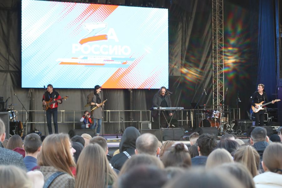 Фото «ZаРОССИЮ»: рок-звёзды выступили на патриотическом концерте в Новосибирске 15
