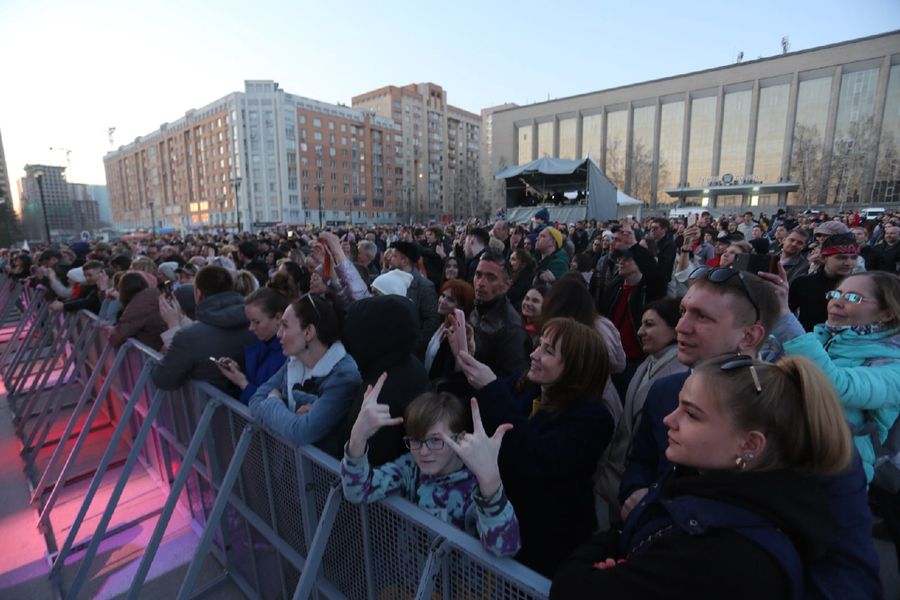 Фото «ZаРОССИЮ»: рок-звёзды выступили на патриотическом концерте в Новосибирске 23