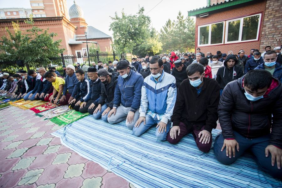 Фото Мусульмане отмечают праздник жертвоприношения Курбан-байрам в Новосибирске 16
