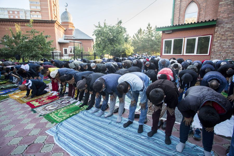 Фото Мусульмане отмечают праздник жертвоприношения Курбан-байрам в Новосибирске 35