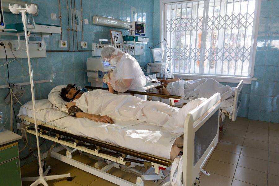 Фото Красная зона: что происходит в реанимации ковидного госпиталя в Новосибирске 14