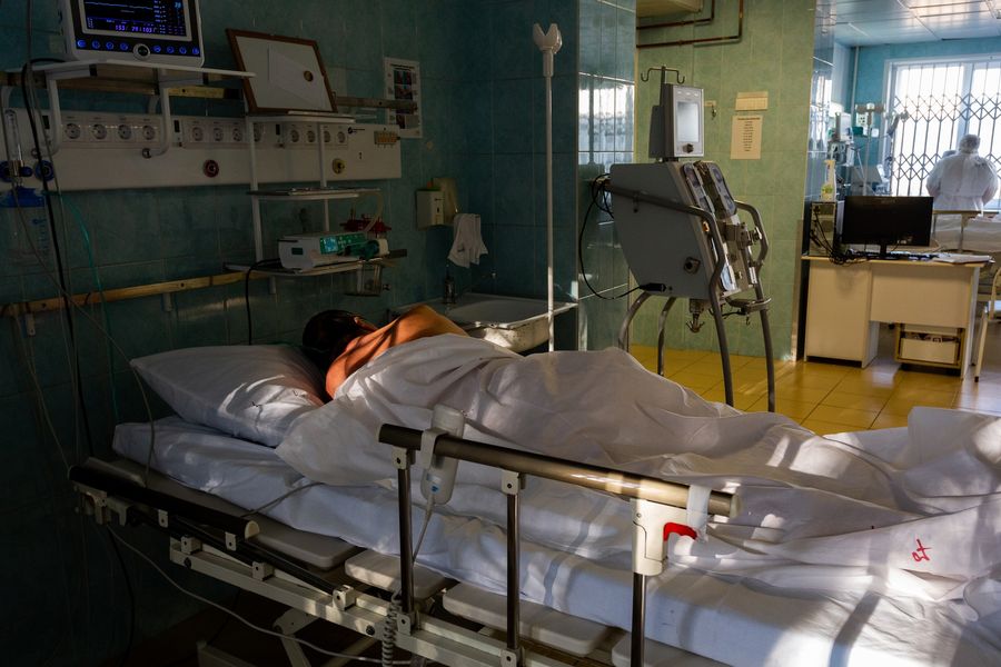Фото Красная зона: что происходит в реанимации ковидного госпиталя в Новосибирске 20