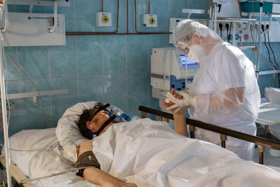 Фото Красная зона: что происходит в реанимации ковидного госпиталя в Новосибирске 23