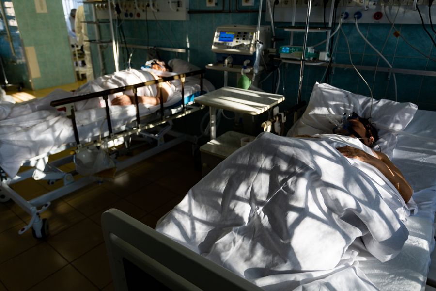 Фото Красная зона: что происходит в реанимации ковидного госпиталя в Новосибирске 37