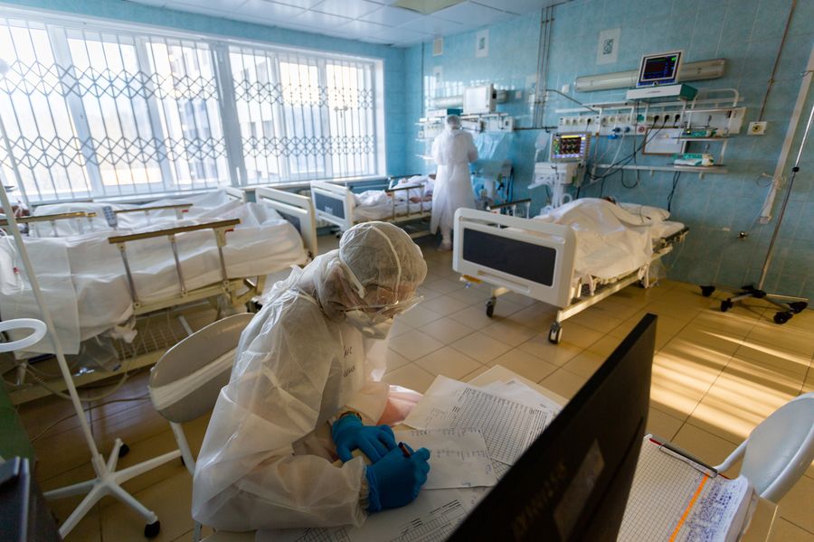 Фото Красная зона: что происходит в реанимации ковидного госпиталя в Новосибирске 44