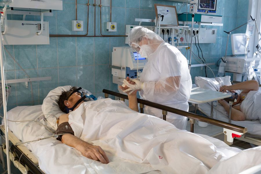 Фото Красная зона: что происходит в реанимации ковидного госпиталя в Новосибирске 32